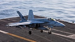 ABD'nin USS Abraham Lincoln uçak gemisine iniş yapan bir savaş jeti.