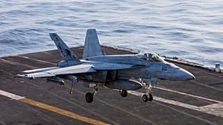 ABD'nin USS Abraham Lincoln uçak gemisine iniş yapan bir savaş jeti.