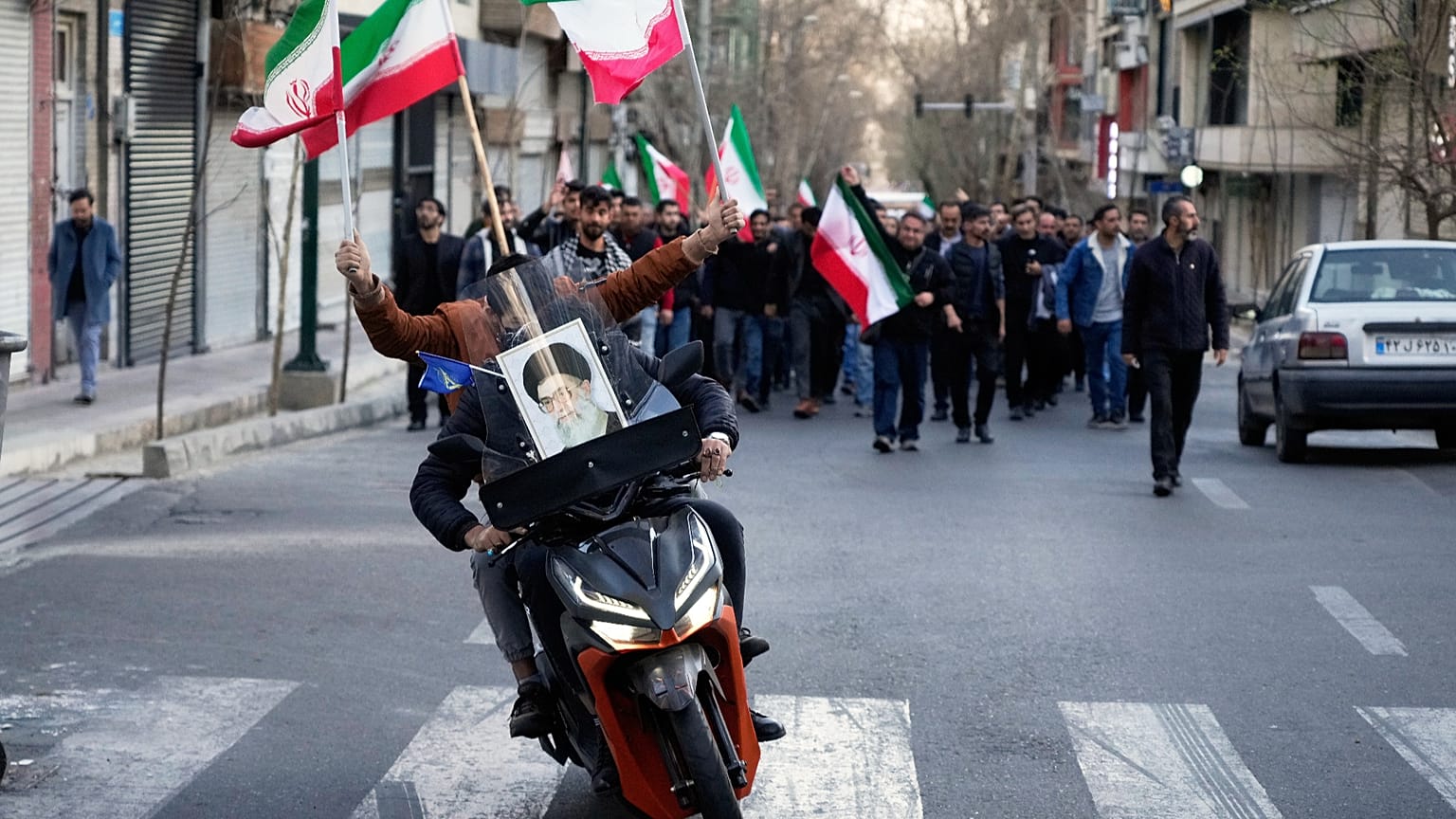 İranlılar, dini lider Hamaney'in öldürülmesinin ardından görüntüleniyor (Arşiv)