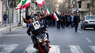 İranlılar, dini lider Hamaney'in öldürülmesinin ardından görüntüleniyor (Arşiv)