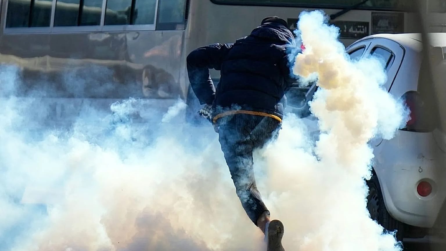  أطلقت قوات الأمن الغاز المسيل للدموع لتفريق احتجاج ضد الهجمات الأمريكية والإسرائيلية على إيران، بغداد، العراق، الأحد 1 مارس 2026. 