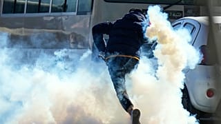  أطلقت قوات الأمن الغاز المسيل للدموع لتفريق احتجاج ضد الهجمات الأمريكية والإسرائيلية على إيران، بغداد، العراق، الأحد 1 مارس 2026. 