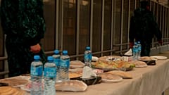 Aserbaidschanische Soldaten versorgen aus dem Iran fliehende Menschen an der Grenze mit Lebensmitteln und bereiten ihnen einen herzlichen Empfang