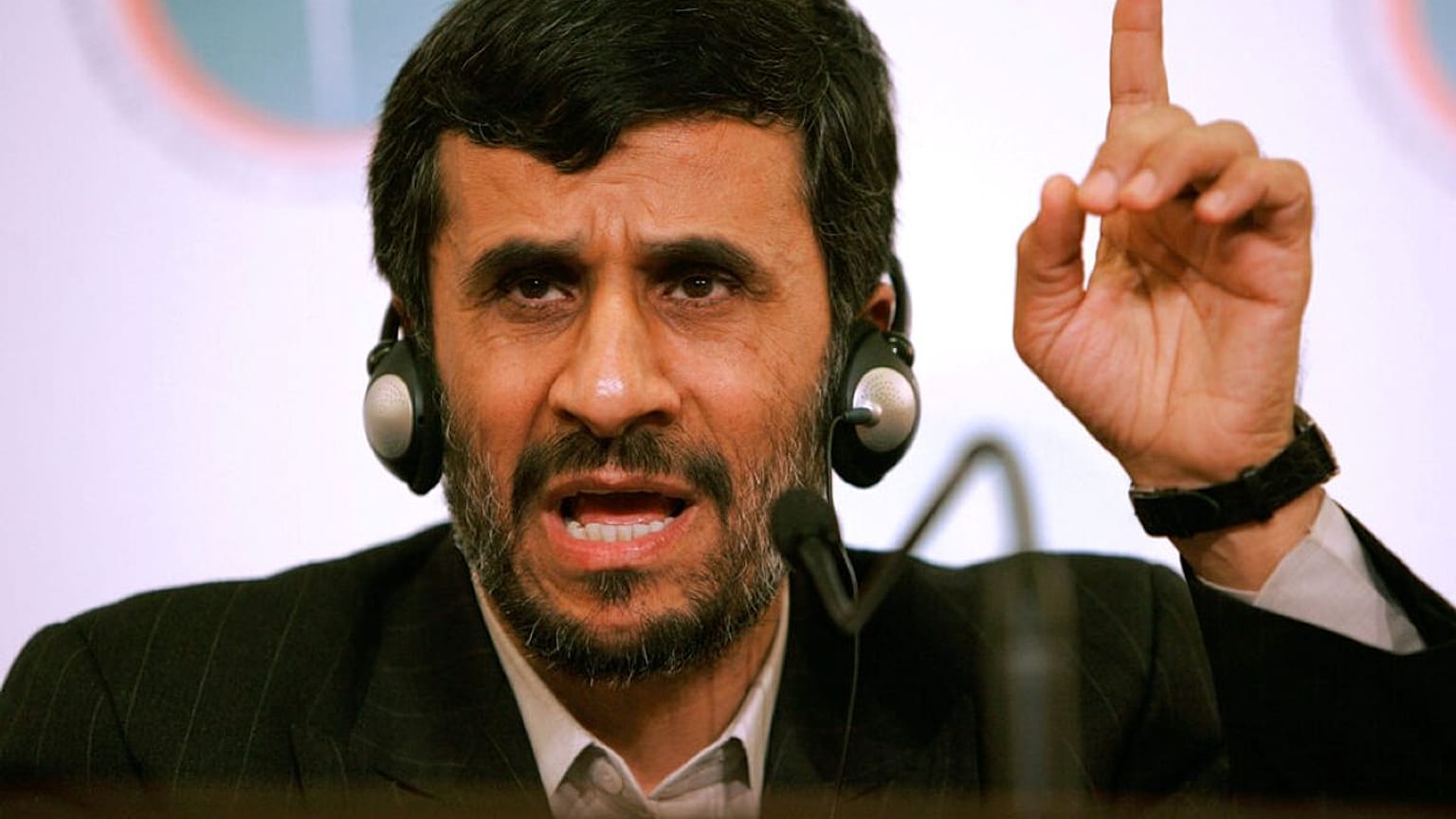 صورة أرشيفية للرئيس الإيراني الاسبق محمود أحمدي نجاد، يوم الخميس 13 مارس/آذار 2008.