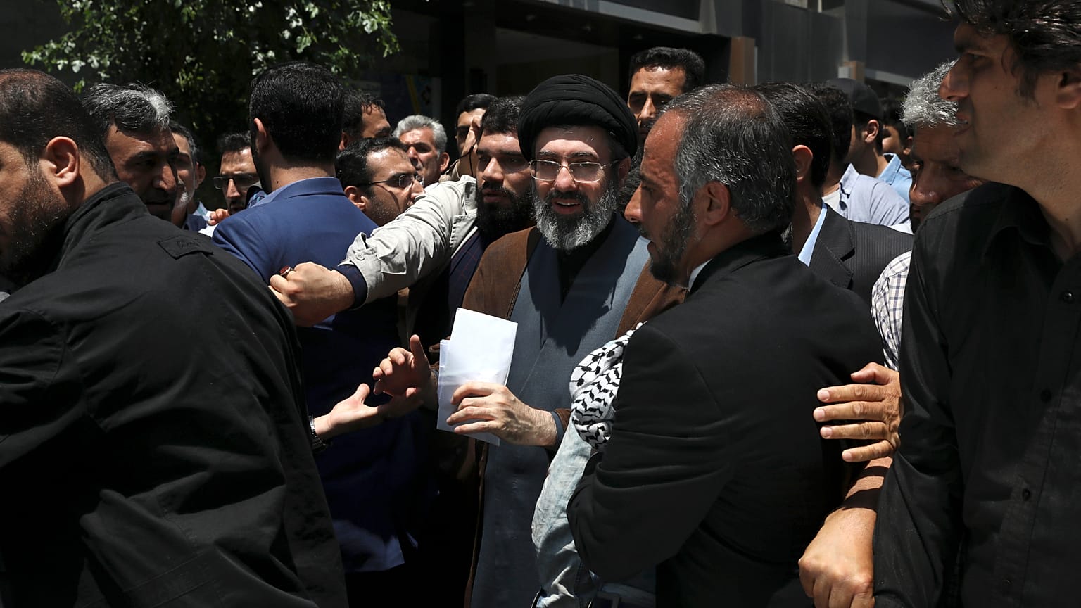 Mojtaba Khamenei középen