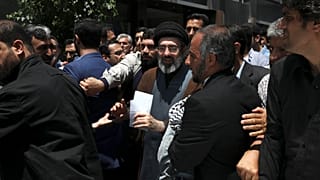 Mojtaba Khamenei középen
