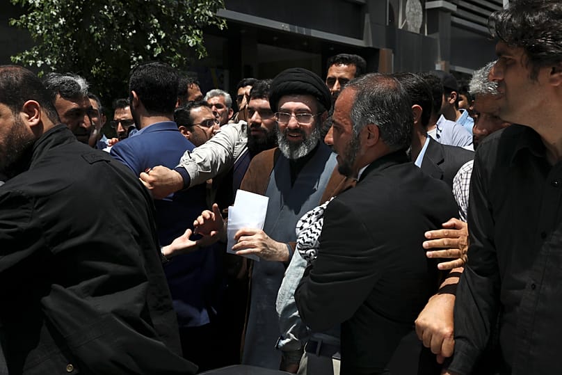Mojtaba Khamenei a kép közepén