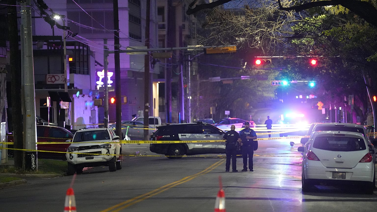 عناصر شرطة أوستن يحرسون موقع إطلاق نار جماعي في أوستن، الأحد 1 مارس 2026. (تصوير: آرون إي. مارتينيز / صحيفة أوستن أمريكان-ستيتسمان عبر وكالة الأنباء AP)