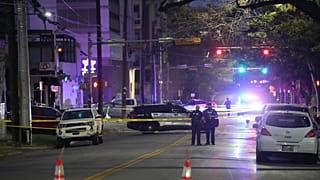 عناصر شرطة أوستن يحرسون موقع إطلاق نار جماعي في أوستن، الأحد 1 مارس 2026. (تصوير: آرون إي. مارتينيز / صحيفة أوستن أمريكان-ستيتسمان عبر وكالة الأنباء AP)