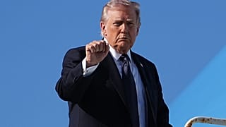 الرئيس الأمريكي دونالد ترامب يشير بيده أثناء صعوده على متن طائرة الرئاسة "إير فورس ون" في مطار بالم بيتش الدولي، الأحد، 1 مارس 2026