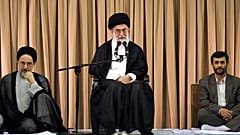 Mahmoud Ahmadinejad a képen jobbra