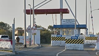 يقف جندي بريطاني حارساً عند البوابة الرئيسية لقاعدة أكروتيري التابعة لسلاح الجو الملكي البريطاني بعد تعرضها لهجوم يُشتبه في أنه بطائرة مسيرة في الساعات الأولى من صباح يوم الاث