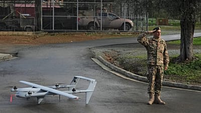 Ein Soldat salutiert, während er neben einer H-10 Poseidon-Drohne in einem Militärlager im Dorf Mosfiloti im Bezirk Nikosia auf Zypern steht, Montag, 12. Januar 2026. (AP Foto/Petr