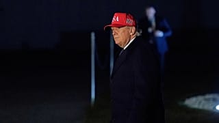 Başkan Donald Trump, 1 Mart 2026 Pazar günü Washington'da Beyaz Saray'ın Güney Bahçesi'nde Marine One'a bindikten sonra el sallıyor. (AP Photo/JMark Schiefelbein)