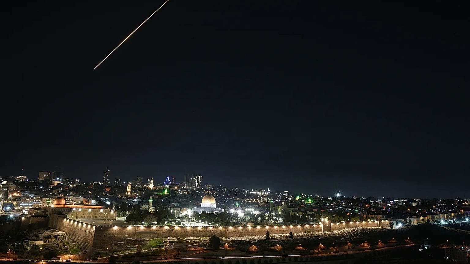 Un misil de defensa intercepta un ataque iraní sobre la ciudad vieja de Jerusalén, el domingo 1 de marzo de 2026