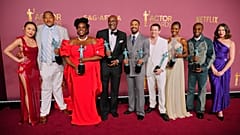 Michael B. Jordan (Mitte), ausgezeichnet als bester Schauspieler, und das Ensemble von „Sinners“ posieren mit Preisen für herausragende Leistungen bei den 32. Actor Awards.