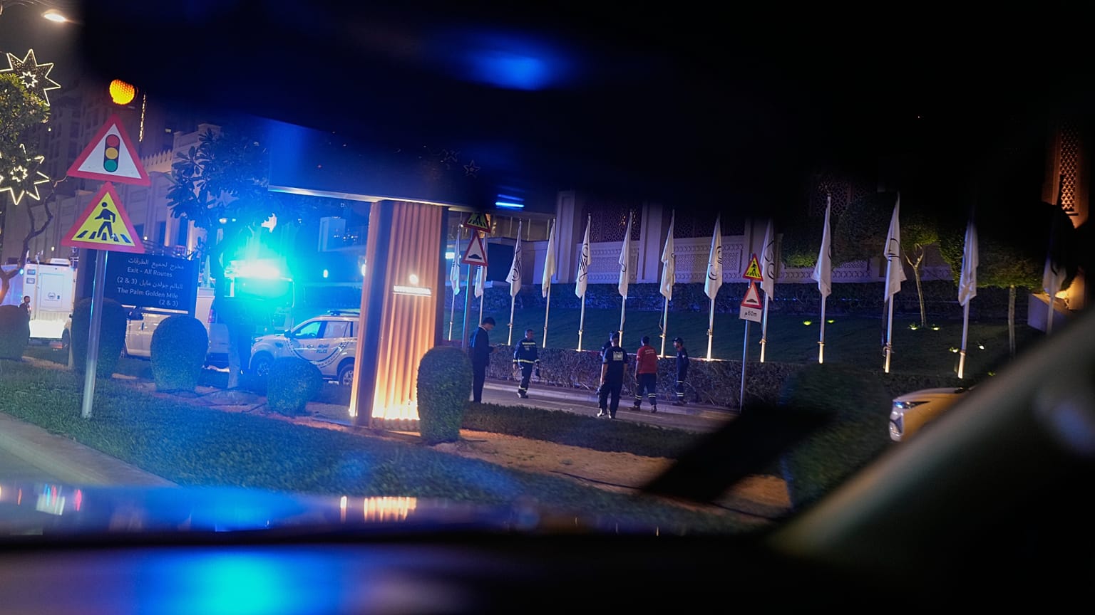 Biztonsági emberek a dubaji Fairmont The Palm hotelnél egy robbanás után 2026. február 28-án