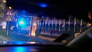 Biztonsági emberek a dubaji Fairmont The Palm hotelnél egy robbanás után 2026. február 28-án