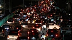 Autos stehen im Stau. Bewohner fliehen vor israelischen Luftangriffen im südlichen Beiruter Vorort Dahiyeh, früh am Montag, dem zweiten März 2026.