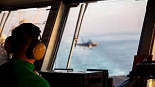 تُظهر هذه الصورة، التي قدمتها القيادة المركزية الأمريكية، بحاراً من البحرية يراقب عمليات الطيران على متن حاملة الطائرات يو إس إس أبراهام لينكولن (CVN 72) في إطار عملية إيبك في