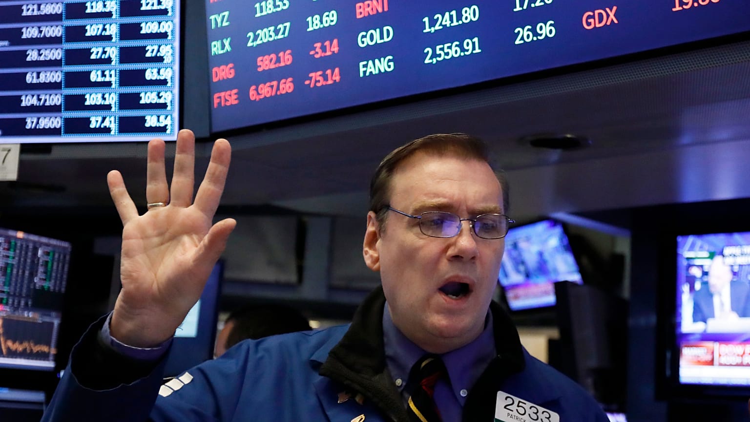 Архив. Специалист Патрик Кинг на биржевом паркете NYSE: торги открываются с резким падением после обвала рынков в Азии и Европе, октябрь 2018 года.