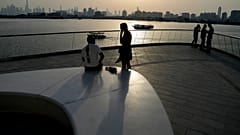 Menschen am Aussichtspunkt Dubai Creek Harbour in Dubai, Vereinigte Arabische Emirate, am Sonntag, 18. Juni 2023, um die Skyline der Stadt mit dem höchsten Turm der Welt zu sehen, 