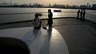 Pessoas no miradouro do Dubai Creek Harbour, em Dubai, Emirados Árabes Unidos, no domingo, 18 de junho de 2023, para ver o horizonte da cidade com a torre mais alta do mundo, 
