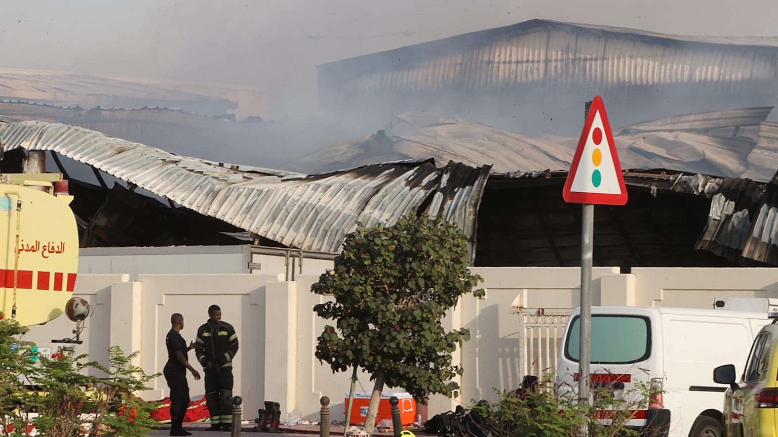 صورة تعبيرية- يعمل رجال الإطفاء بينما يتصاعد الدخان خارج مستودع متضرر في منطقة صناعية بمدينة الريان في قطر، عقب غارة إيرانية،