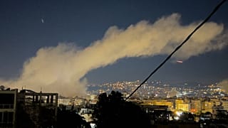 Coluna de fumo após ataques aéreos israelitas em Dahiyeh, no subúrbio sul de Beirute, na manhã de segunda-feira, 2 de março de 2026