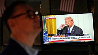 Uma televisão transmite um discurso do presidente Donald Trump no pregão da Bolsa de Valores de Nova Iorque, em Nova Iorque, na segunda-feira, 2 de março de 2026.