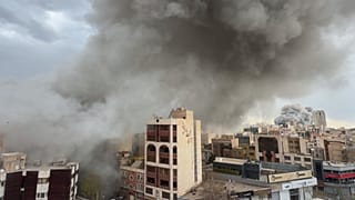 Rauchwolken von zwei gleichzeitigen Angriffen steigen am Montag, dem 2. März 2026, über Teheran, Iran, auf