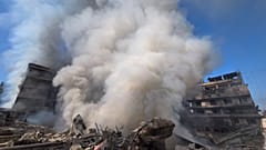 De la fumée s'élève d'un bâtiment détruit par une frappe aérienne israélienne à Dahiyeh, banlieue sud de Beyrouth, au Liban, 3 mars 2026. AP Photo/Hussein Malla)