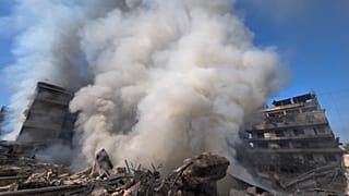 De la fumée s'élève d'un bâtiment détruit par une frappe aérienne israélienne à Dahiyeh, banlieue sud de Beyrouth, au Liban, 3 mars 2026. AP Photo/Hussein Malla)