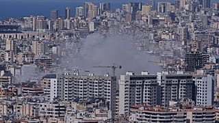 De la fumée s'élève suite aux frappes aériennes israéliennes sur Dahiyeh, une banlieue sud de Beyrouth, au Liban, le lundi 2 mars 2026. (AP Photo/Hassan Ammar)