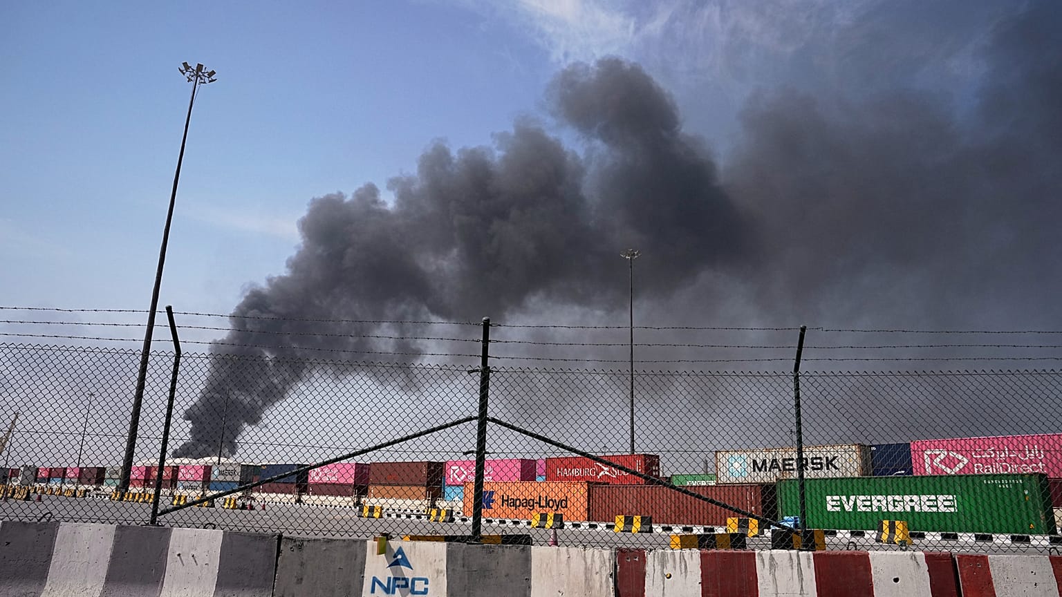 Birleşik Arap Emirlikleri'nin Dubai kentindeki liman bölgesinde İran'a ait bir insansız hava aracının düzenlediği saldırının ardından yükselen dumanlar, 1 Mart 2026, Pazar. 