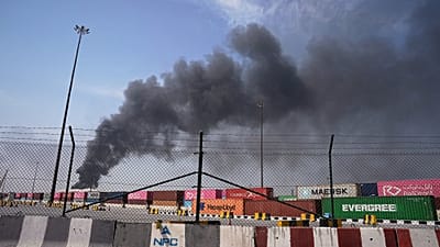 Дым поднимается после атаки иранского беспилотника в портовом районе Дубая, Объединенные Арабские Эмираты, воскресенье, 1 марта 2026 года. 