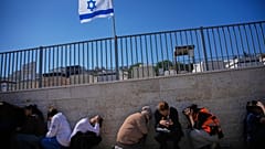 Żałobnicy chowają się, gdy syreny alarmowe ostrzegają przed rakietami wystrzelonymi przez Iran w kierunku Izraela, Izrael, poniedziałek, 2 marca 2026 r. 
