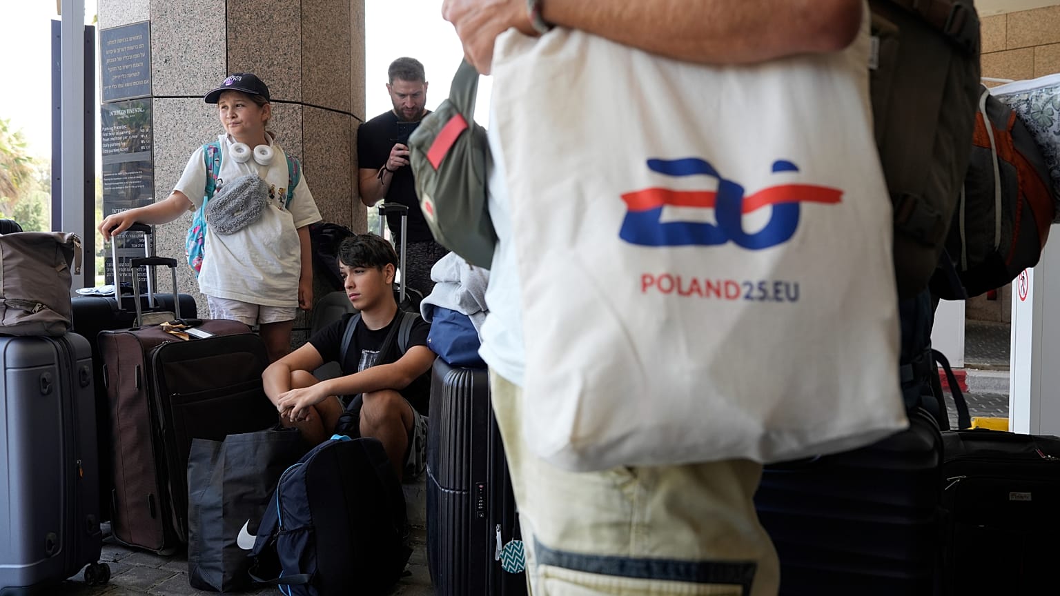 Obywatele Polski i Austrii gromadzą się w hotelu w Tel Awiwie w Izraelu