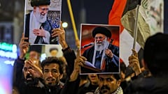 شيعة عراقيون يحملون صور المرشد الأعلى الإيراني آية الله علي خامنئي، الذي قُتل في غارة جوية أمريكية في طهران، خلال جنازة رمزية في النجف بالعراق، الأحد 1 مارس/آذار 2026. (صورة م