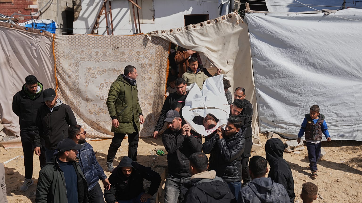 يحمل المشيعون جثمان الشرطي الفلسطيني خالد الزيان، الذي قتل في غارة عسكرية إسرائيلية، خلال جنازته في خان يونس، جنوب قطاع غزة،