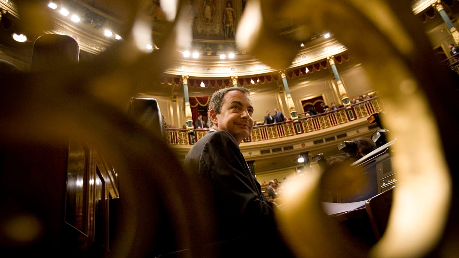 ARCHIVO: José Luis Rodríguez Zapatero antes de comenzar su discurso durante un debate en la Cámara de los Diputados en Madrid, el 8 de abril de 2008.