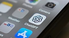 Das Symbol der ChatGPT-App ist auf dem Bildschirm eines Smartphones zu sehen. 