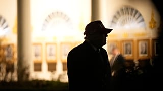 الرئيس دونالد ترامب في حديقة الورود بالبيت الأبيض بعد نزوله من مروحية "مارين ون"