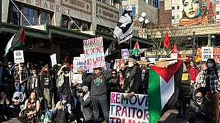 محتجون مناهضون للحرب في مدينة سياتل عقب الغارات الجوية الأمريكية والإسرائيلية على إيران بتاريخ 28 فبراير/شباط 2026