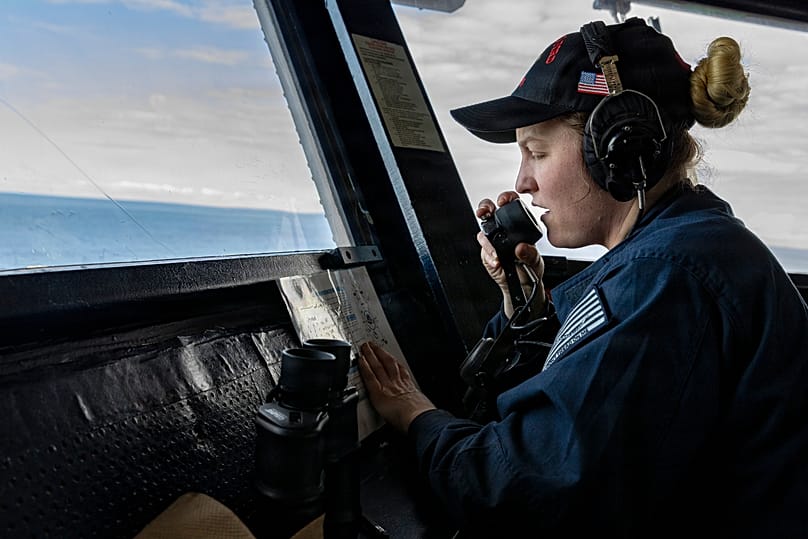 تُظهر هذه الصورة، المقدمة من القيادة المركزية الأمريكية، بحاراً في البحرية يتحدث عبر هاتف يعمل بالصوت