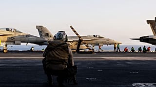 Eine F/A-18E Super Hornet vor dem Start von der USS Abraham Lincoln, 28. Februar 2026, während der Operation "Epic Fury"