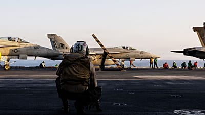 Eine F/A-18E Super Hornet vor dem Start von der USS Abraham Lincoln, 28. Februar 2026, während der Operation "Epic Fury"