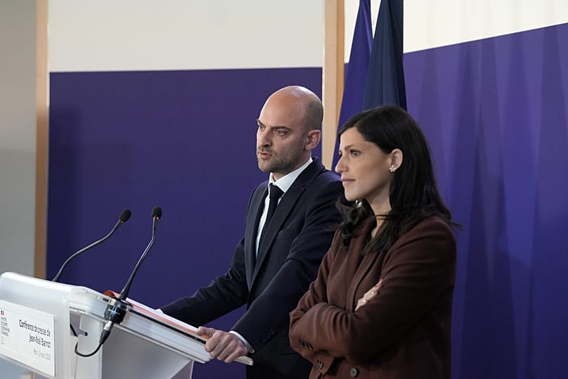 يعقد وزير الخارجية الفرنسي جان نويل بارو مؤتمراً صحفياً عقب اجتماع أزمة في باريس