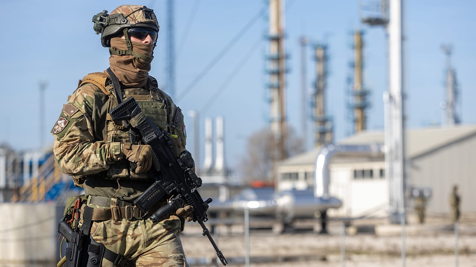 Az MH Kinizsi Pál 30. Páncélozott Gyalogdandár katonája a Hexum Földgáz Zrt. telephelyén, Algyő-Szőregen 2026. március 1-jén.