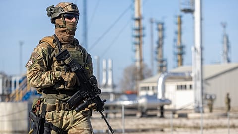 Στρατιώτης της 30ης Τεθωρακισμένης Ταξιαρχίας Πεζικού του MH Kinizsi Pál στην τοποθεσία Hexum Erdgáz Zrt. στο Algyő-Szőreg την 1η Μαρτίου 2026.